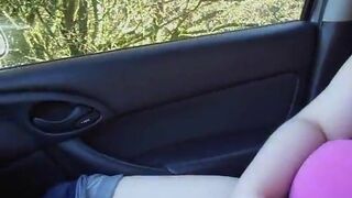 Molliges Youngster besorgt es sich im Auto