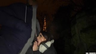 Une touriste italienne suce en public devant la Tour Eiffel et défoncée en anal par two inconnus !!!